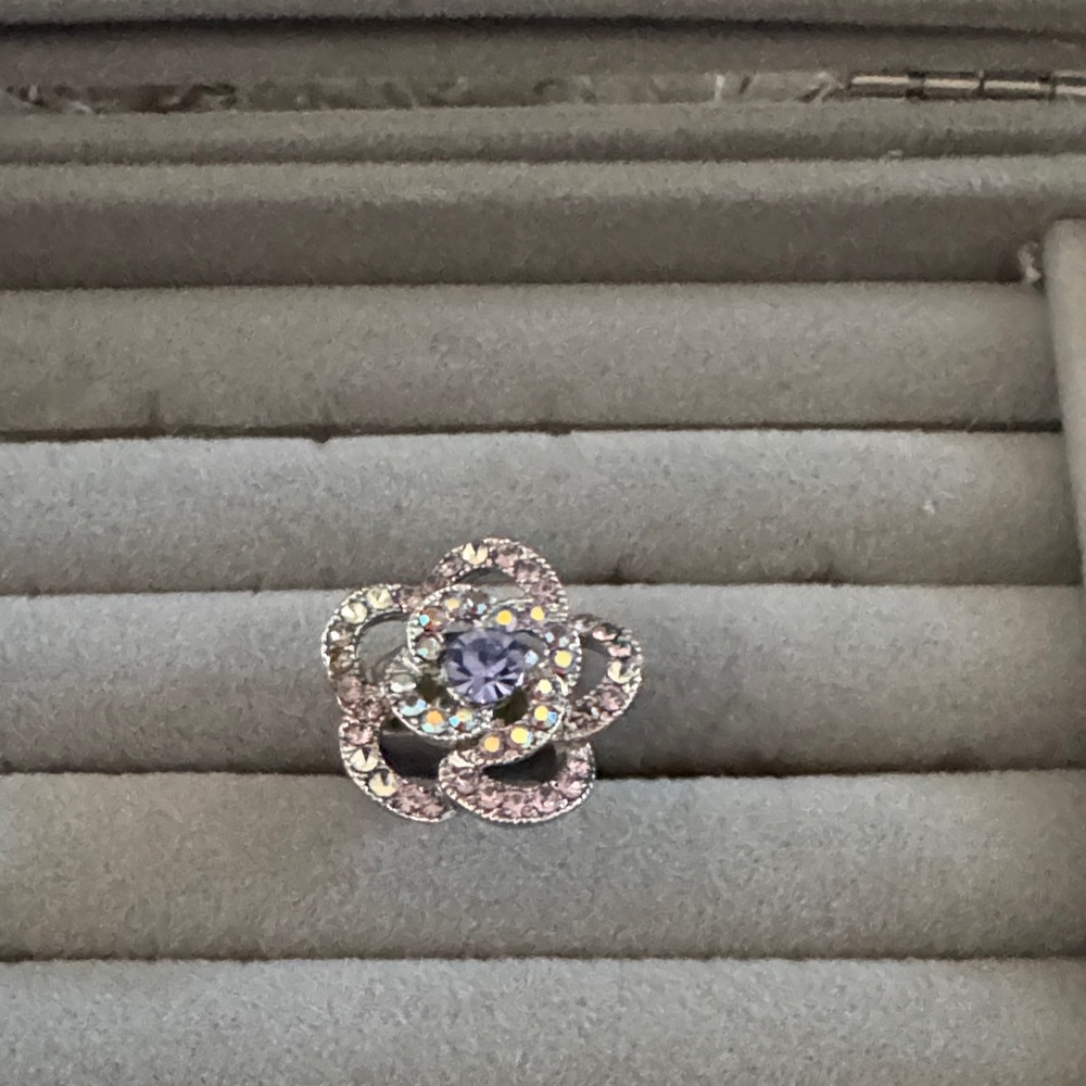 Elegant Silver and Purple Floral Ring